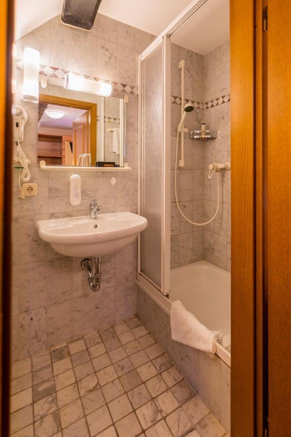 Hotel Goldener Hirsch Suhl Esterno foto