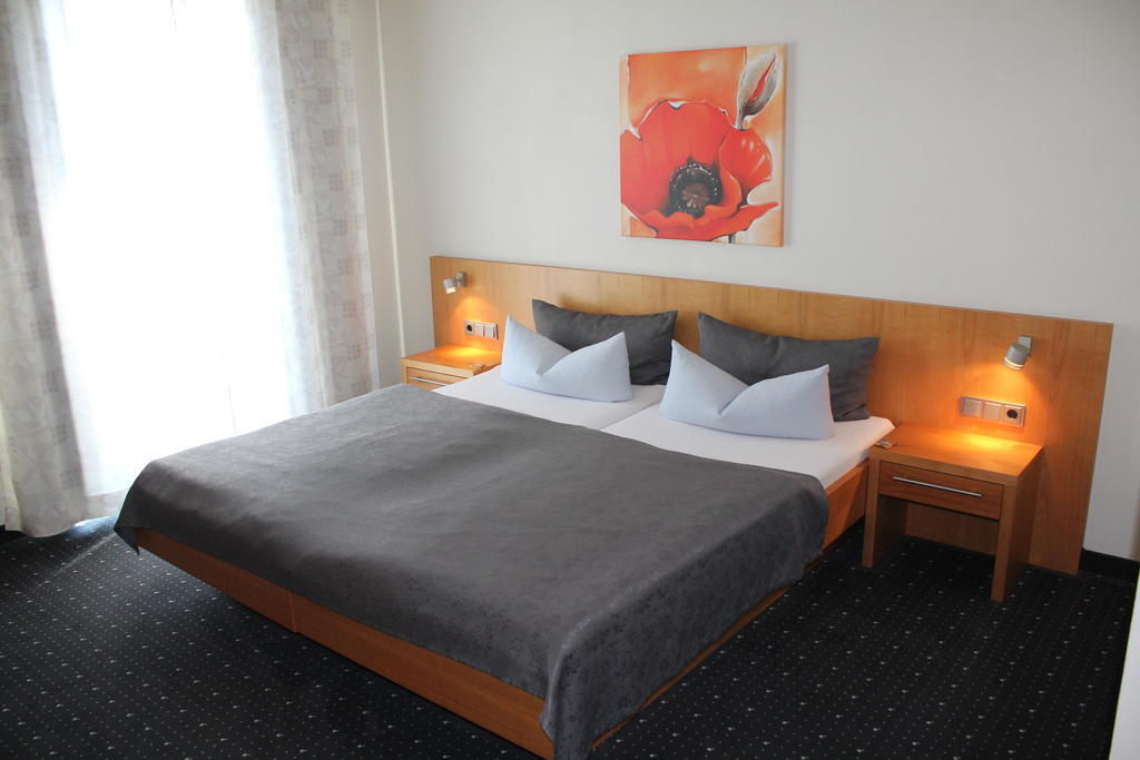 Hotel Goldener Hirsch Suhl Esterno foto